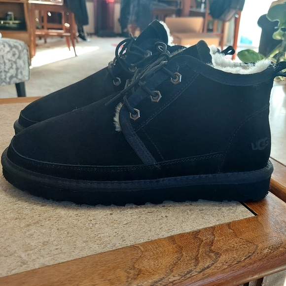 Ugg Woman's Chukka Style Black Suede Sheepkin Lined Lace Up Boots Size 8 - Picture 2 of 7